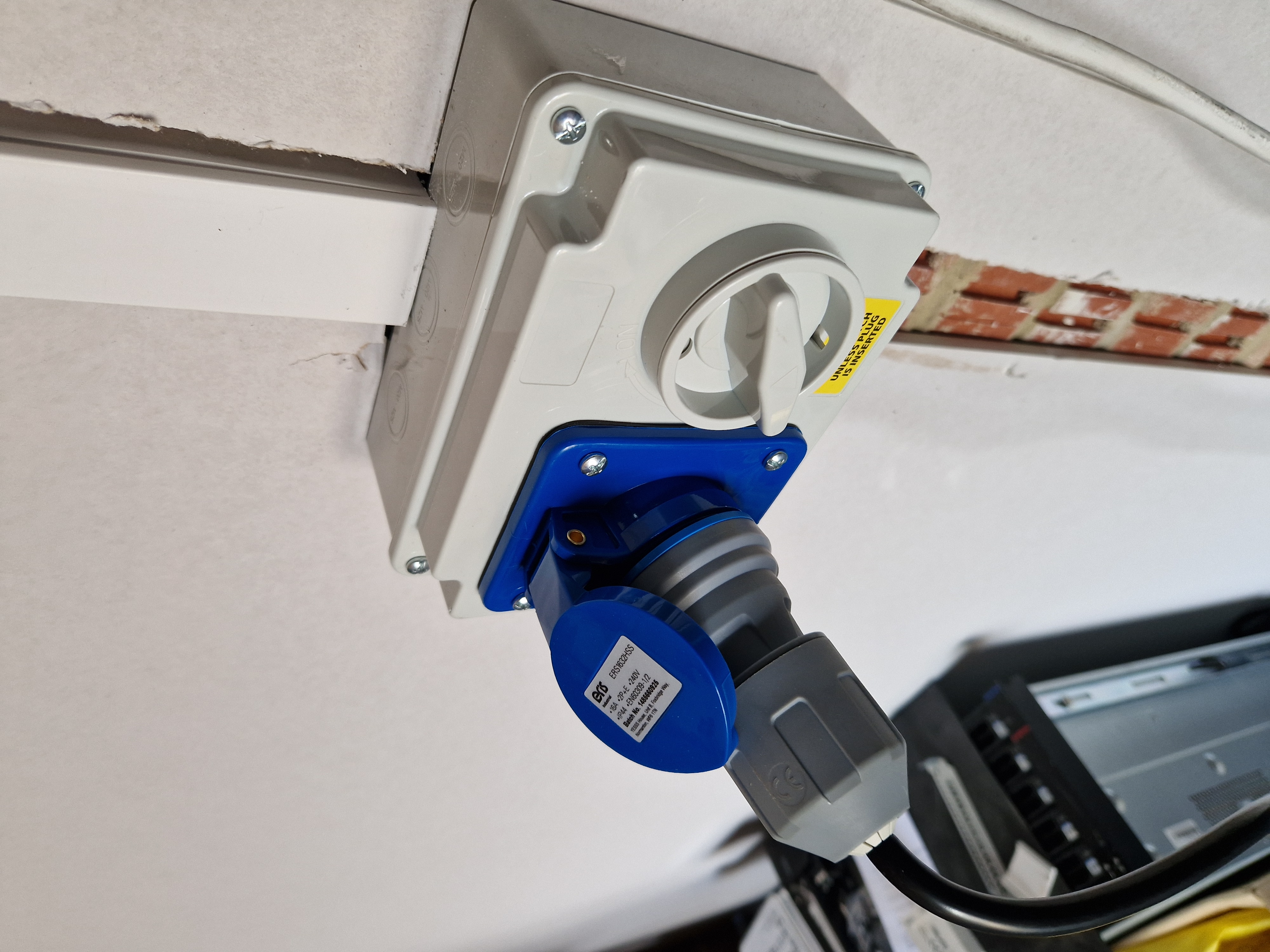 Commando socket and isolator for the garage rack